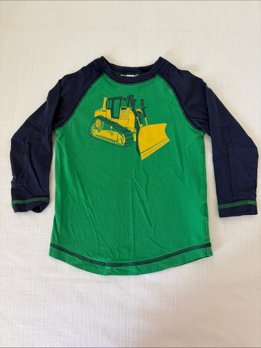 Hanna Andersson Green & Navy Long-Sleeve Tee with Yellow Bulldozer 100cm size 4